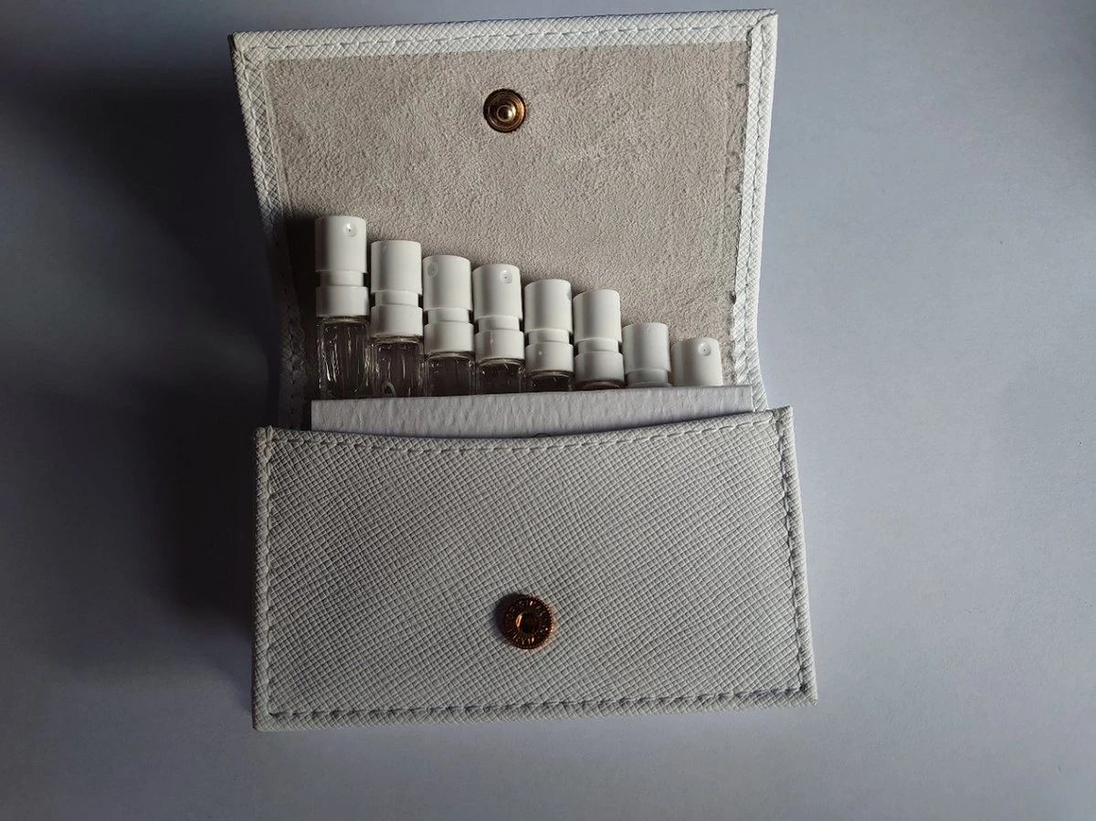 Creed Mini Set Met 8 Fantastische Geuren In Wit Lederen Wallet Voor Dames 2 Creed Mini Set Met 8 Fantastische Geuren In Wit Lederen Wallet Voor Dames - Afbeelding 2